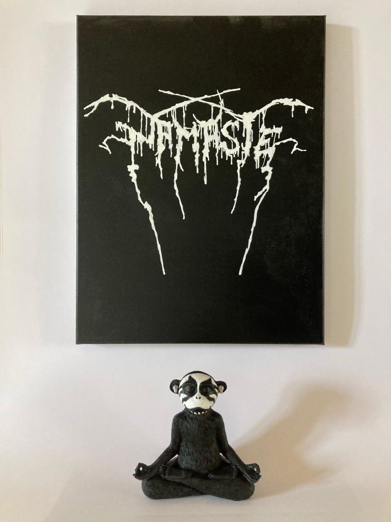 Namaste, instalación artística con figura de mono y pintura inspirada en la estética del black metal