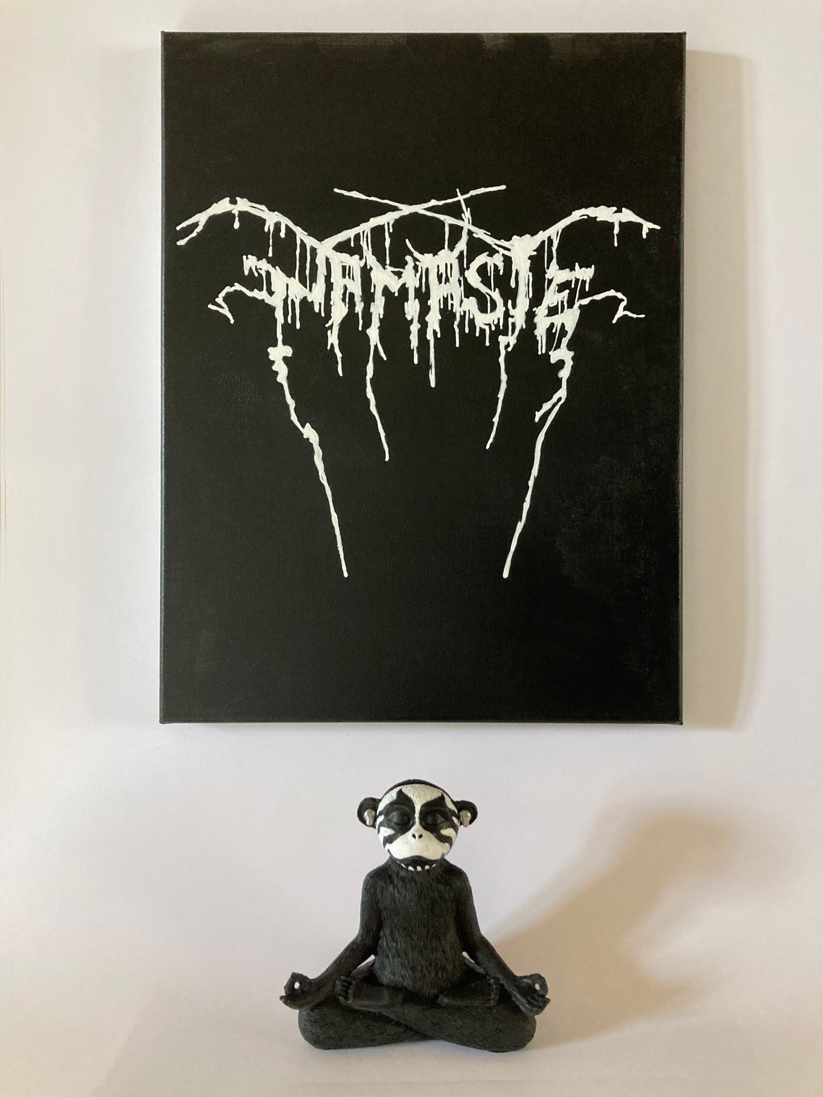 Namaste, Ricardo López. Acrílico sobre lienzo y escultura intervenida.