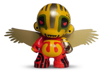 Calarcá, intervención artística sobre figura Munny con alas de cóndor