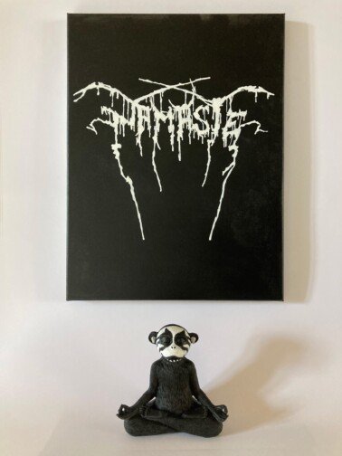 Namaste, Ricardo López. Acrílico sobre lienzo y escultura intervenida. Namaste, instalación artística con figura de mono y pintura inspirada en la estética del black metal