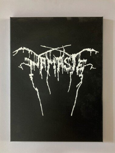 Pintura perteneciente a la instalación Namaste. Pintura en acrílico sobre lienzo con la palabra "Namaste" tipografía inspirada en el logotipo de la banda noruega de black metal Darkthrone.
